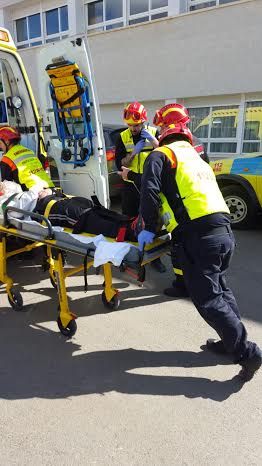 Alumnos del CEIP "Luis Pérez Rueda" participan en un simulacro de evacuación del edificio en caso de terremoto