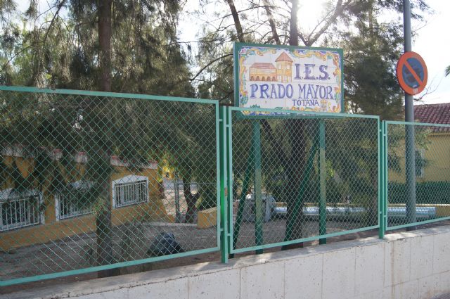 El Ayuntamiento insta a la Consejería de Educación a que construya la pista polideportiva del barrio de San José y un nuevo aulario en el IES "Prado Mayor"