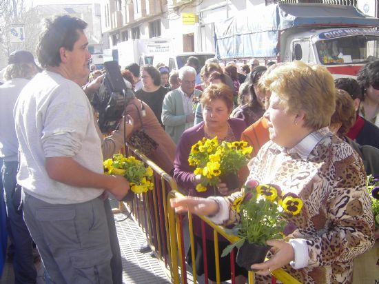 LA CONCEJAL�A DE PARQUES Y JARDINES REPARTE M�S DE 2.500 PLANTAS EN EL MERCADILLO SEMANAL PARA CELEBRAR LA ENTRADA DE LA PRIMAVERA EN TOTANA