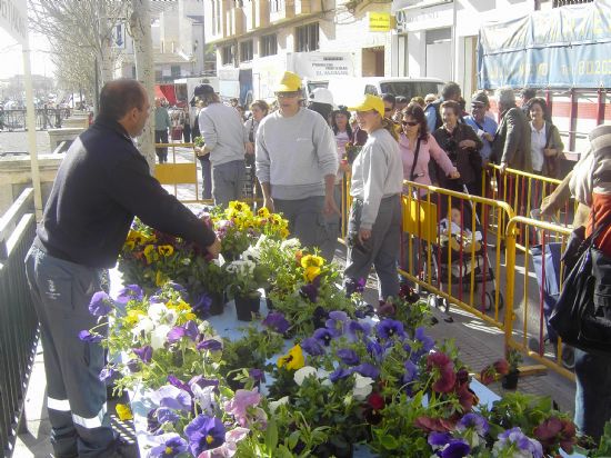 LA CONCEJAL�A DE PARQUES Y JARDINES REPARTE M�S DE 2.500 PLANTAS EN EL MERCADILLO SEMANAL PARA CELEBRAR LA ENTRADA DE LA PRIMAVERA EN TOTANA