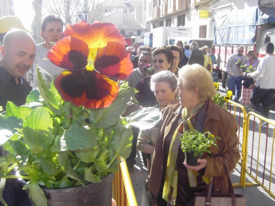 LA CONCEJAL�A DE PARQUES Y JARDINES REPARTE M�S DE 2.500 PLANTAS EN EL MERCADILLO SEMANAL PARA CELEBRAR LA ENTRADA DE LA PRIMAVERA EN TOTANA