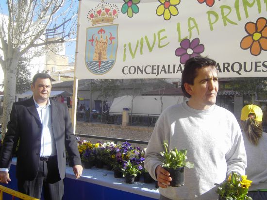 LA CONCEJAL�A DE PARQUES Y JARDINES REPARTE M�S DE 2.500 PLANTAS EN EL MERCADILLO SEMANAL PARA CELEBRAR LA ENTRADA DE LA PRIMAVERA EN TOTANA