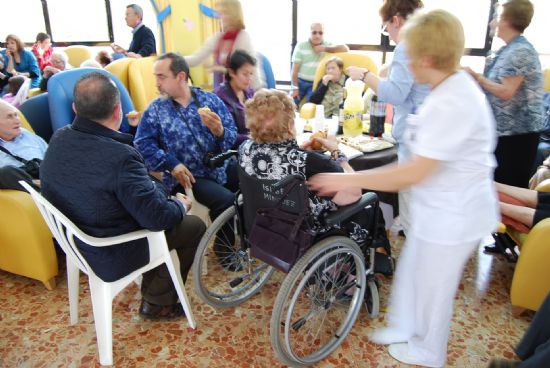 LOS USUARIOS Y FAMILIARES DE LA RESIDENCIA "LA PURÍSIMA" PARTICIPAN EN UNA JORNADA DE PUERTAS JUNTO CON RESPONSABLES POLÍTICOS