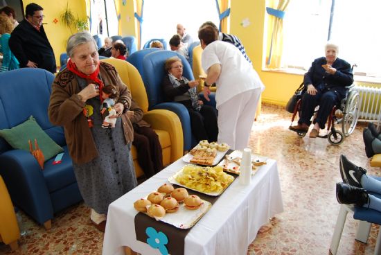 LOS USUARIOS Y FAMILIARES DE LA RESIDENCIA "LA PURÍSIMA" PARTICIPAN EN UNA JORNADA DE PUERTAS JUNTO CON RESPONSABLES POLÍTICOS