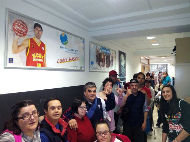 Usuarios y profesionales del Centro de Da para Personas con Discapacidad Psquica Jos Moy visitan las instalaciones de la Universidad Catlica de Murcia (UCAM)