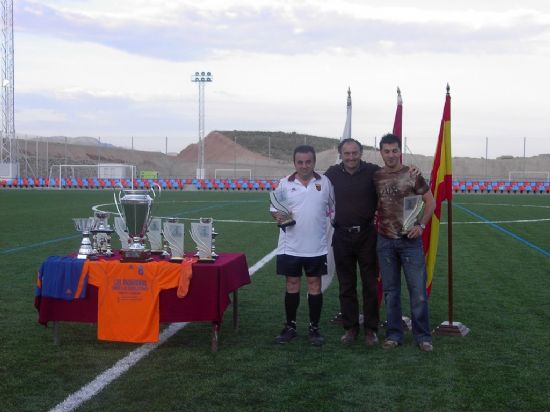 LA CONCEJALIA DE DEPORTES CLAUSURA LA TEMPORADA DE FTBOL AFICIONADO CON LA ENTREGA DE TROFEOS DE LA LIGA EN LA CIUDAD DEPORTIVA Y A LOS CAMPEONES DE LA FINAL DE COPA DEL EQUIPO VIDALIA 