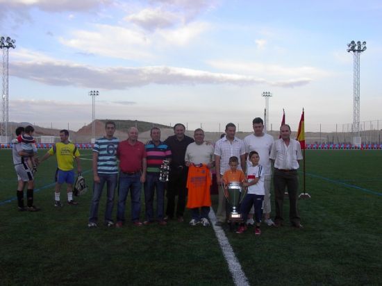 LA CONCEJALIA DE DEPORTES CLAUSURA LA TEMPORADA DE FTBOL AFICIONADO CON LA ENTREGA DE TROFEOS DE LA LIGA EN LA CIUDAD DEPORTIVA Y A LOS CAMPEONES DE LA FINAL DE COPA DEL EQUIPO VIDALIA 