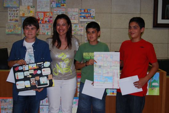 LA CONCEJAL DE EDUCACIÓN ENTREGA LOS PREMIOS DEL "CONCURSO DE COMICS", ORGANIZADO POR EL SERVICIO MUNICIPAL DE PREVENCIÓN Y CONTROL DEL ABSENTISMO ESCOLAR, EN EL QUE HAN PARTICIPADO MÁS DE 60 ALUMNOS CON LA ENTREGA DE UNA TREINTENA DE TRABAJOS