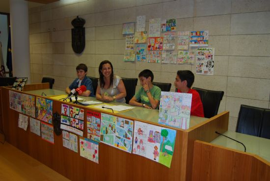 LA CONCEJAL DE EDUCACIÓN ENTREGA LOS PREMIOS DEL "CONCURSO DE COMICS", ORGANIZADO POR EL SERVICIO MUNICIPAL DE PREVENCIÓN Y CONTROL DEL ABSENTISMO ESCOLAR, EN EL QUE HAN PARTICIPADO MÁS DE 60 ALUMNOS CON LA ENTREGA DE UNA TREINTENA DE TRABAJOS