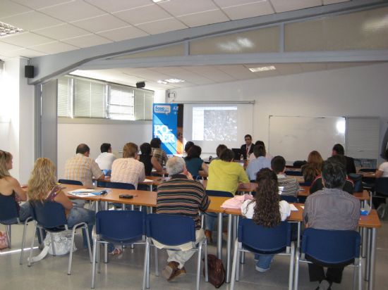 EL CONCEJAL DE INDUSTRIA INAGURA LAS JORNADAS TECNOLÓGICAS SOBRE "PONTE AL DÍA, GOOGLE Y LA COMUNICACIÓN TECNOLÓGICA", IMPARTIDAS POR AJE EN EL CENTRO DE DESARROLLO LOCAL Y QUE CONTARON CON LA PARTICIPACIÓN DE UNA VEINTENA DE PERSONAS