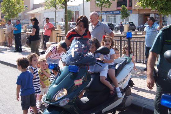 ALUMNOS DE LA ESCUELA INFANTIL MUNICIPAL "CLARA CAMPOAMOR" SE FAMILIARIZAN CON LA LABOR QUE REALIZAN LOS SERVICIOS DE EMERGENCIAS Y LOS CUERPOS Y FUERZAS DE SEGURIDAD DEL ESTADO