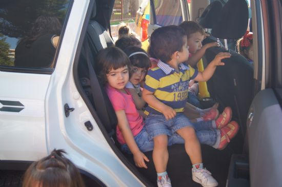 ALUMNOS DE LA ESCUELA INFANTIL MUNICIPAL "CLARA CAMPOAMOR" SE FAMILIARIZAN CON LA LABOR QUE REALIZAN LOS SERVICIOS DE EMERGENCIAS Y LOS CUERPOS Y FUERZAS DE SEGURIDAD DEL ESTADO