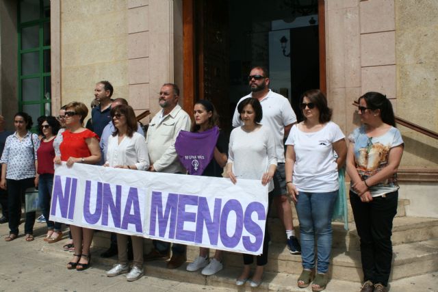 Se guarda un minuto de silencio en el Ayuntamiento de Totana como muestra de condena y repulsa ante el ltimo asesinato machista registrado ayer en Molina de Segura