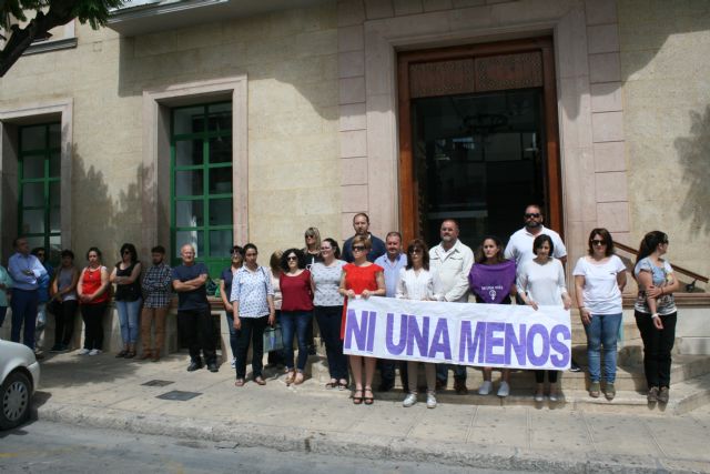 Se guarda un minuto de silencio en el Ayuntamiento de Totana como muestra de condena y repulsa ante el ltimo asesinato machista registrado ayer en Molina de Segura