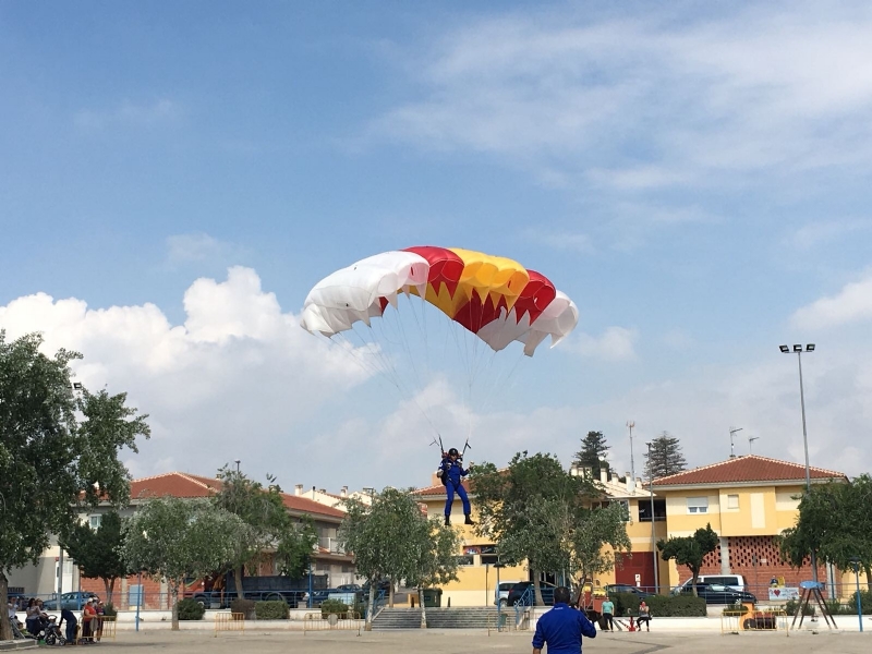 La Patrulla Acrobtica de Paracaidismo del Ejrcito del Aire (PAPEA) salta en el recinto ferial de Totana apoyando a las lipodistrofias