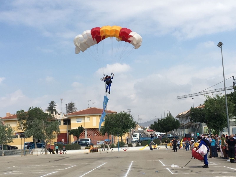 La Patrulla Acrobática de Paracaidismo del Ejército del Aire (PAPEA) salta en el recinto ferial de Totana apoyando a las lipodistrofias