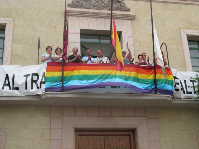 Arranca la Semana por la Tolerancia e Igualdad del Colectivo LGTB con la colocacin de la bandera del Orgullo Gay en el balcn del edificio consistorial