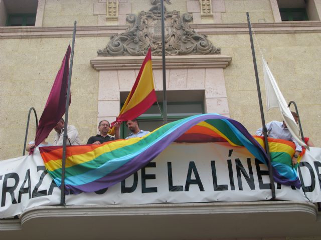 Arranca la Semana por la Tolerancia e Igualdad del Colectivo LGTB con la colocacin de la bandera del Orgullo Gay en el balcn del edificio consistorial