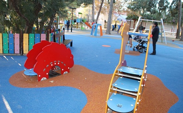 Se repararn varios pavimentos amortiguadores de espacios para juegos infantiles en distintos parques de Totana
