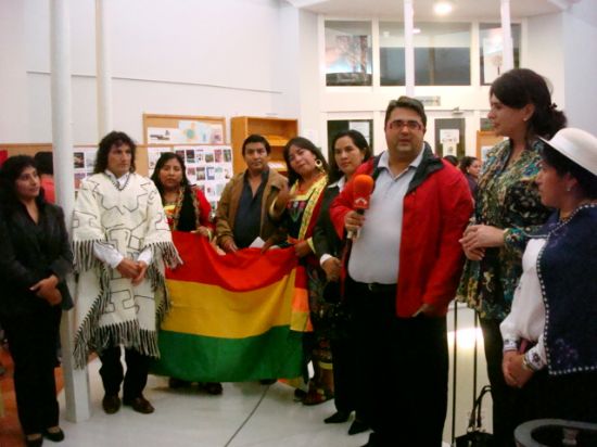 LA INAUGURACIÓN DE LA "EXPOSICIÓN DE PINTURAS Y TRAJES TÍPICOS" EN EL CENTRO SOCIOCULTURAL "LA CÁRCEL" DA EL PISTOLETZADO DE SALIDA A LAS ACTIVIDADES PROGRAMADAS EN LA "III SEMANA INTERCULTURAL"