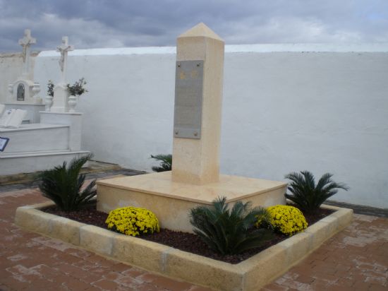 AUTORIDADES LOCALES INAUGURAN UN MONOLITO DE PIEDRA EN EL CEMENTERIO MUNICIPAL PARA IDENTIFICAR LA SEPULTURA DE LOS HERMANOS COFRADES DE LA SANGRE DE CRISTO Y LA SOLEDAD DE NUESTRA SE�ORA ENTERRADOS EN LA IGLESIA PARROQUIAL DE SANTIAGO