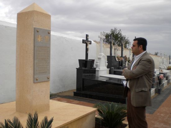 AUTORIDADES LOCALES INAUGURAN UN MONOLITO DE PIEDRA EN EL CEMENTERIO MUNICIPAL PARA IDENTIFICAR LA SEPULTURA DE LOS HERMANOS COFRADES DE LA SANGRE DE CRISTO Y LA SOLEDAD DE NUESTRA SE�ORA ENTERRADOS EN LA IGLESIA PARROQUIAL DE SANTIAGO