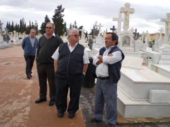 AUTORIDADES LOCALES INAUGURAN UN MONOLITO DE PIEDRA EN EL CEMENTERIO MUNICIPAL PARA IDENTIFICAR LA SEPULTURA DE LOS HERMANOS COFRADES DE LA SANGRE DE CRISTO Y LA SOLEDAD DE NUESTRA SE�ORA ENTERRADOS EN LA IGLESIA PARROQUIAL DE SANTIAGO