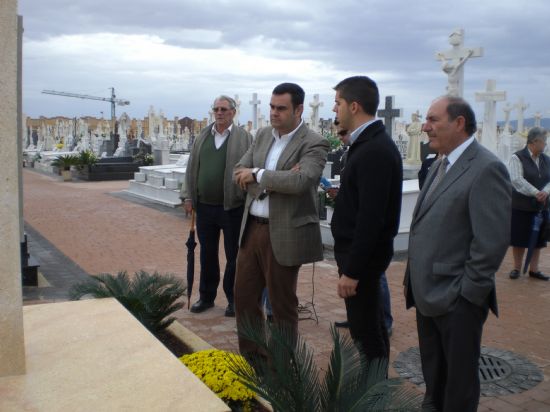 AUTORIDADES LOCALES INAUGURAN UN MONOLITO DE PIEDRA EN EL CEMENTERIO MUNICIPAL PARA IDENTIFICAR LA SEPULTURA DE LOS HERMANOS COFRADES DE LA SANGRE DE CRISTO Y LA SOLEDAD DE NUESTRA SE�ORA ENTERRADOS EN LA IGLESIA PARROQUIAL DE SANTIAGO