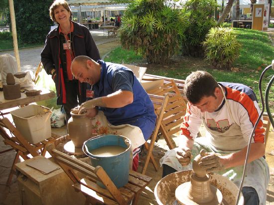 ARTESANOS Y ALFAREROS DE LA LOCALIDAD PARTICIPAN EN LA CELEBRACIN DEL DA DEL ARTESANO CON DEMOSTRACIONES EN VIVO DE SUS TCNICAS ARTESANALES DE PRODUCCIN