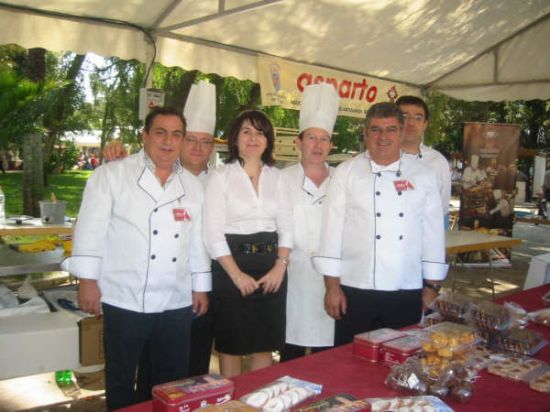 ARTESANOS Y ALFAREROS DE LA LOCALIDAD PARTICIPAN EN LA CELEBRACIN DEL DA DEL ARTESANO CON DEMOSTRACIONES EN VIVO DE SUS TCNICAS ARTESANALES DE PRODUCCIN
