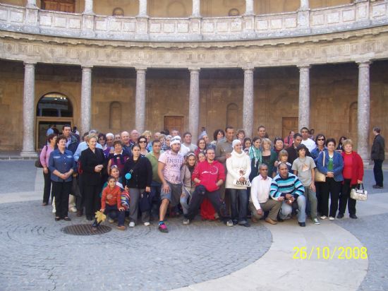 LA CONCEJALÍA DE BIENESTAR SOCIAL ORGANIZÓ UN VIAJE A GRANADA PARA FOMENTAR EL CONOCIMIENTO INTERCULTURAL Y CONOCER EL PATRIMONIO ARTÍSTICO DE ESTA CIUDAD, QUE CONTÓ CON LA PARTICIPACIÓN DE UN TOTAL DE 55 PERSONAS