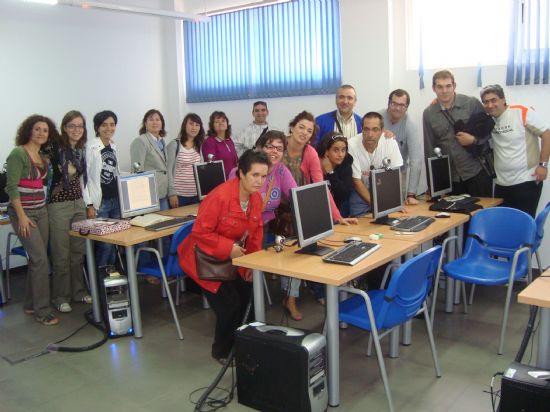 LOS USUARIOS DEL SERVICIO DE APOYO PSICOSOCIAL DE TOTANA VISITAN UN TALLER DE MOSAICOS EN LORCA PARA APRENDER LA TCNICA