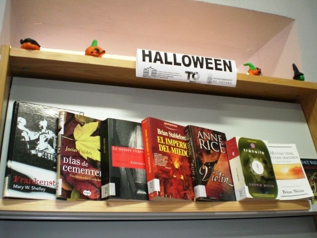 La Biblioteca Municipal se prepara para la festividad de Halloween realizando una seleccin de lecturas sobre esta temtica y decorando la seccin infantil