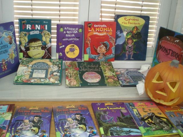 La Biblioteca Municipal se prepara para la festividad de Halloween realizando una seleccin de lecturas sobre esta temtica y decorando la seccin infantil