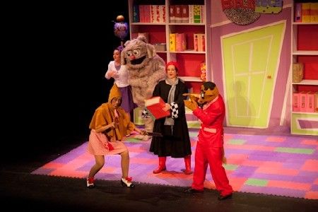 LA COMPAÑÍA "JÁCARA TEATRO" PONE EN ESCENA LA OBRA INFANTIL "VIOLETA Y PANTAGRUEL" EN EL TEATRO DEL CENTRO SOCIOCULTURAL "LA CÁRCEL", OFRECIDA DE FORMA GRATUITA POR LA CONCEJALÍA DE CULTURA POPULAR