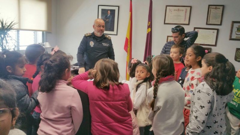  Ms de un centenar de alumnos del CEIP Comarcal-Deitania visitan las dependencias de la Jefatura de la Polica Local y la Coleccin Museogrfica
