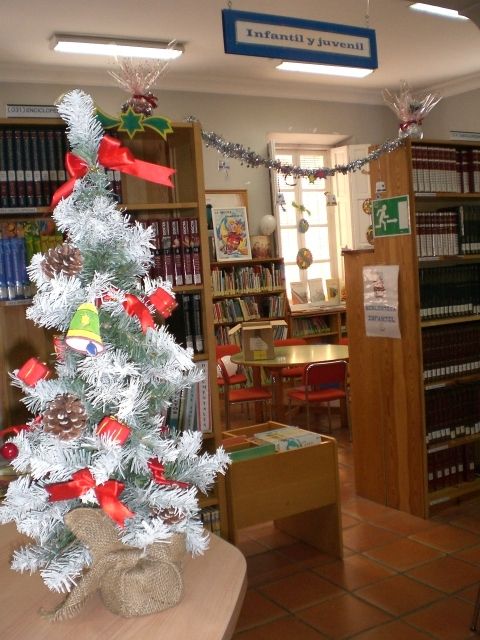 La Biblioteca municipal se prepara para la Navidad realizando una selección especializada de lecturas  y colocando los adornos navideños