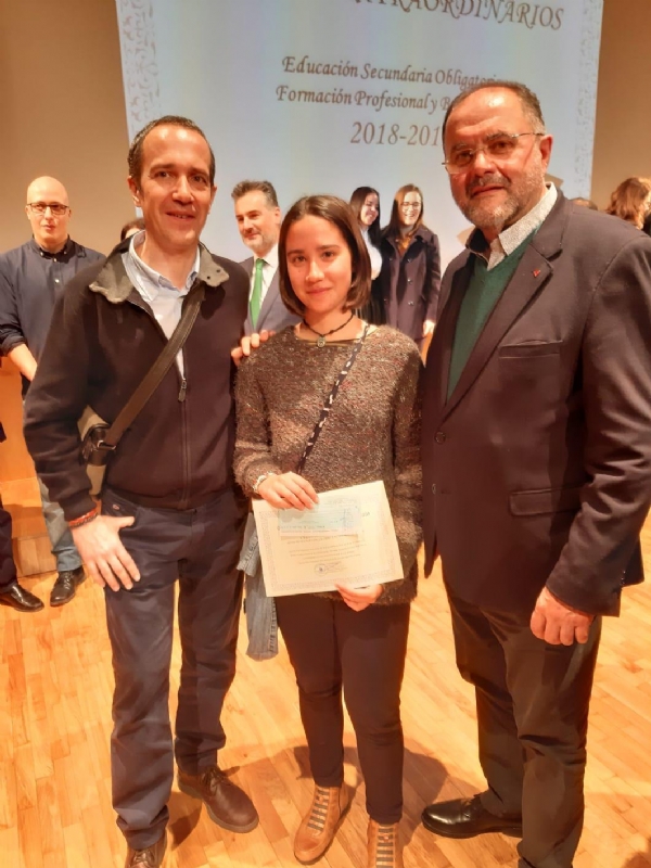 El alcalde y el concejal de Educacin acompaan a los tres estudiantes del IES Juan de la Cierva galardonados con los Premios Extraordinarios de Bachillerato del curso 2018/19, que otorga la Consejera