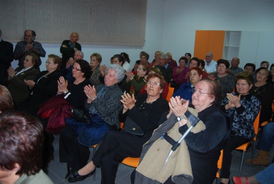 EL ALCALDE Y EL CONCEJAL DE BIENESTAR SOCIAL ENTREGAN LOS 75 CARNÉS A LOS SOCIOS DEL CENTRO DE PERSONAS MAYORES DE "EL PARETÓN-CANTAREROS"