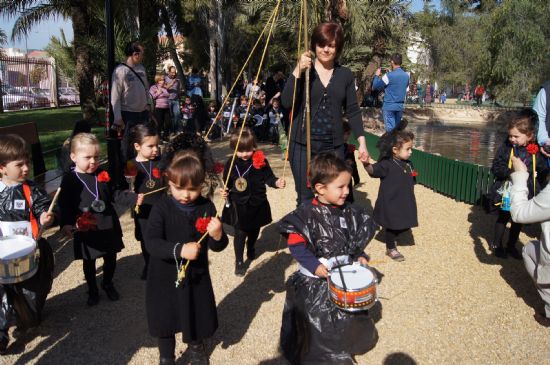 ALUMNOS DE LA ESCUELA MUNICIPAL INFANTIL "CLARA CAMPOAMOR" CELEBRAN UNA PROCESIÓN EN EL PARQUE MUNICIPAL 