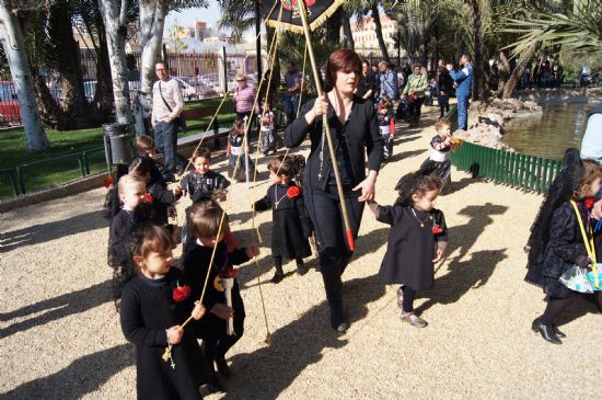 ALUMNOS DE LA ESCUELA MUNICIPAL INFANTIL "CLARA CAMPOAMOR" CELEBRAN UNA PROCESIÓN EN EL PARQUE MUNICIPAL 