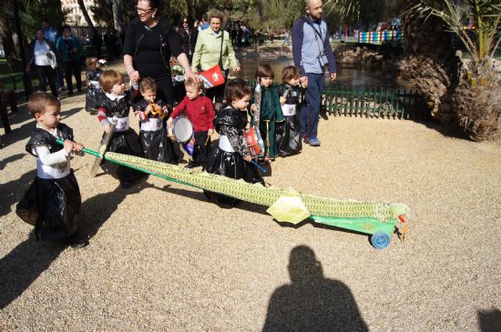 ALUMNOS DE LA ESCUELA MUNICIPAL INFANTIL "CLARA CAMPOAMOR" CELEBRAN UNA PROCESIÓN EN EL PARQUE MUNICIPAL 