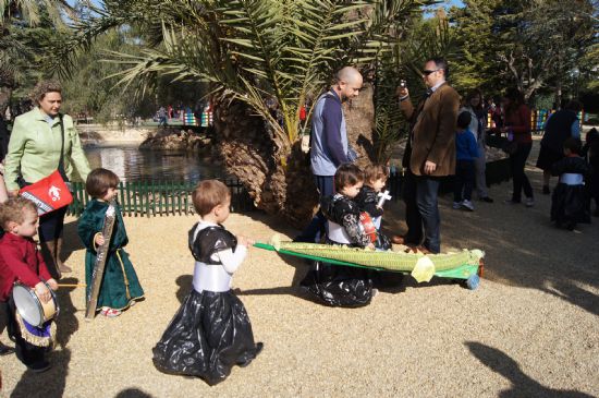 ALUMNOS DE LA ESCUELA MUNICIPAL INFANTIL "CLARA CAMPOAMOR" CELEBRAN UNA PROCESIÓN EN EL PARQUE MUNICIPAL 