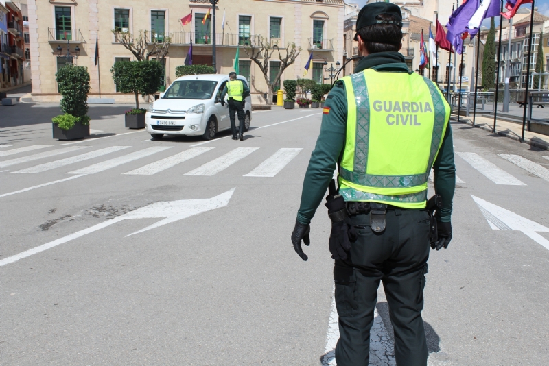 Polica Local y Guardia Civil intensifican los controles para hacer cumplir la circulacin de trabajadores de actividades no esenciales que no pueden ir a su trabajo tras nuevo decreto