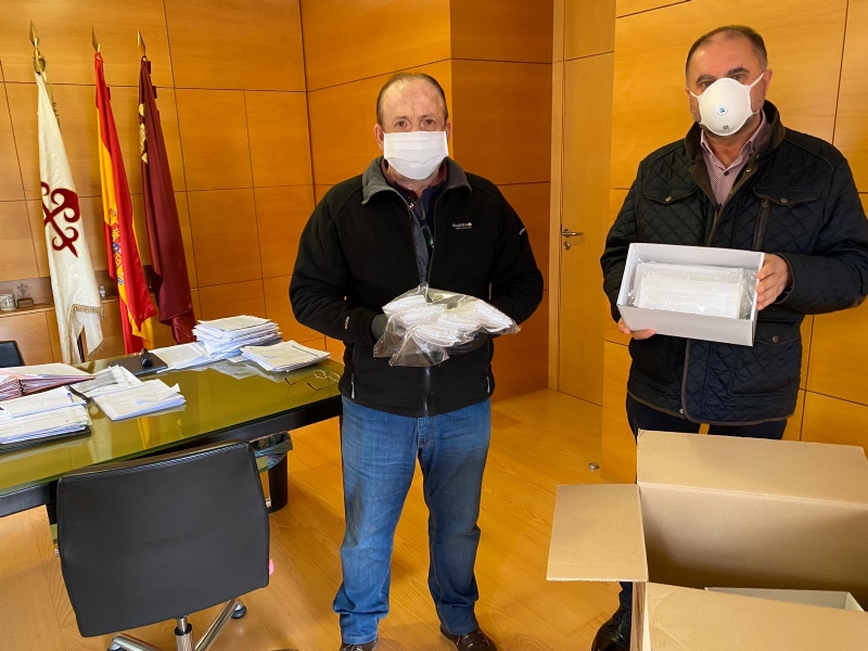 La Comunidad de Regantes entrega al Ayuntamiento de Totana 7.000 mascarillas de proteccin para su reparto entre profesionales y colectivos ms necesitados del municipio