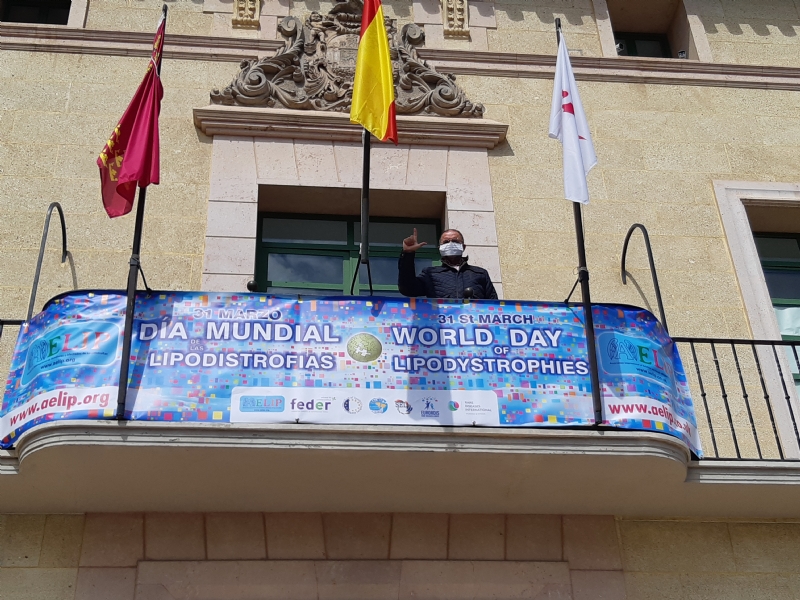 El Ayuntamiento se adhiere al Día Mundial de las Lipodistrofias que se celebra mañana 31 de marzo con la colocación de una pancarta conmemorativa 
