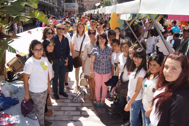 LOS ALUMNOS DEL COLEGIO "REINA SOFÍA" Y EL IES "PRADO MAYOR" PROMOCIONAN LOS PRODUCTOS DE SUS JÓVENES EMPRESAS EN EL MINIMARKET ORGANIZADO EN MURCIA