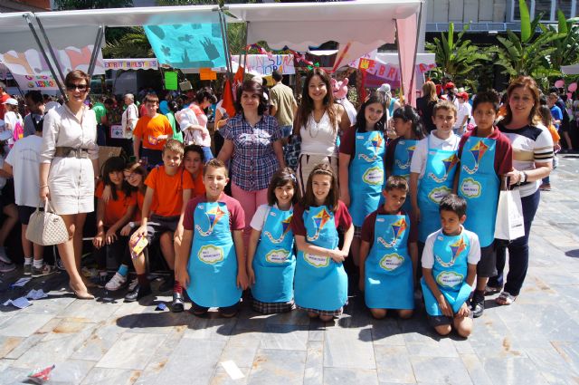 LOS ALUMNOS DEL COLEGIO "REINA SOFÍA" Y EL IES "PRADO MAYOR" PROMOCIONAN LOS PRODUCTOS DE SUS JÓVENES EMPRESAS EN EL MINIMARKET ORGANIZADO EN MURCIA