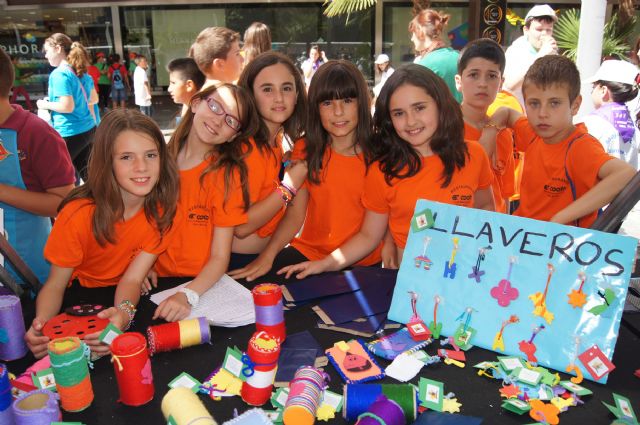 LOS ALUMNOS DEL COLEGIO "REINA SOFÍA" Y EL IES "PRADO MAYOR" PROMOCIONAN LOS PRODUCTOS DE SUS JÓVENES EMPRESAS EN EL MINIMARKET ORGANIZADO EN MURCIA