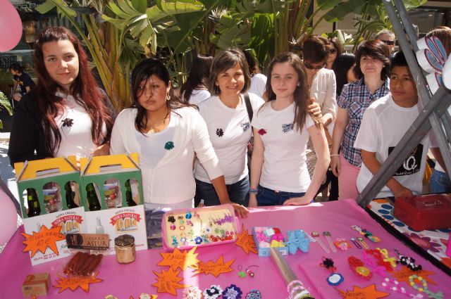 LOS ALUMNOS DEL COLEGIO "REINA SOFÍA" Y EL IES "PRADO MAYOR" PROMOCIONAN LOS PRODUCTOS DE SUS JÓVENES EMPRESAS EN EL MINIMARKET ORGANIZADO EN MURCIA